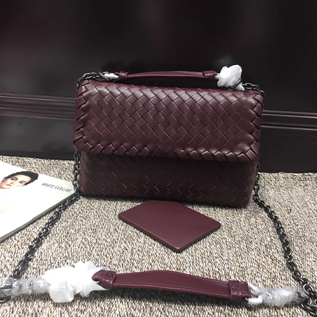 Original quality👉🏻Size 1099 Small🔥🔥Mini version of the classic Olimpia handbag, all made of Intrecciato soft sheepskin. The long Brunito polished chain adjustable strap can be doubled in length and can be used as a shoulder bag, which is both elegant and practical. The interior is lined with pigskin, and the space is separated by zippers for easy storage and organization. Built-in vanity mirror. size: 22*8*15 dark red